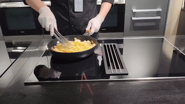 양준석 셰프가 밀레 인덕션을 활용해 요리를 하고 있다. /사진 = 오진영 기자