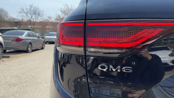 르노코리아 더 뉴 QM6 LPe RE의 시퀀셜 라이팅/사진=이강준 기자