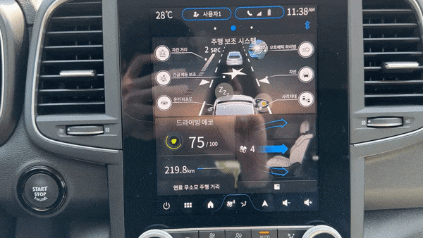 르노코리아 더 뉴 QM6 LPe RE 터치스크린 작동 모습/사진=이강준 기자