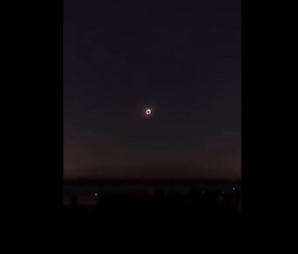 호주 엑스머스 상공에서 관측된 하이브리드 일식/영상= 트위터 IntrepidusX