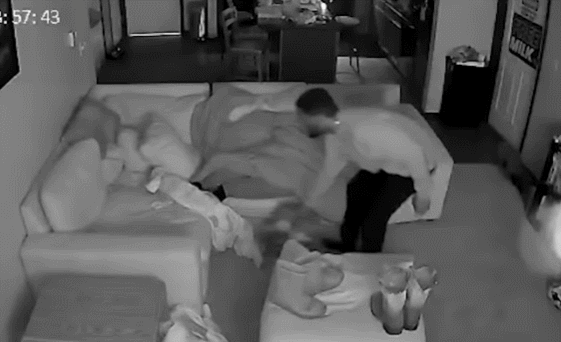 아이오와주 앙키니에 있는 한 여성의 집에서 여성의 얼굴을 빤히 바라보다 도주하는 괴한의 모습. /영상=피해자 집 내부 홈캠 영상·lawandcrime 유튜브