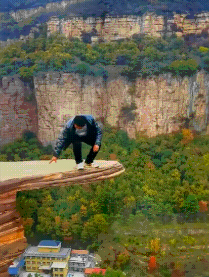 18일(현지시간) 홍콩 사우스차이나모닝포스트(SCMP) 등 외신에 따르면 중국 허난성 정부는 안양시에 위치한 한 협곡의 돌출된 절벽을 중장비를 동원해 파괴했다. /영상='SCMP' 유튜브 채널 갈무리