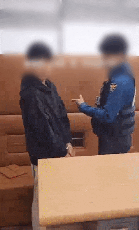 10대 청소년이 수갑을 찬 채 발길질을 하며 경찰을 위협하고 있다. /영상=온라인 커뮤니티