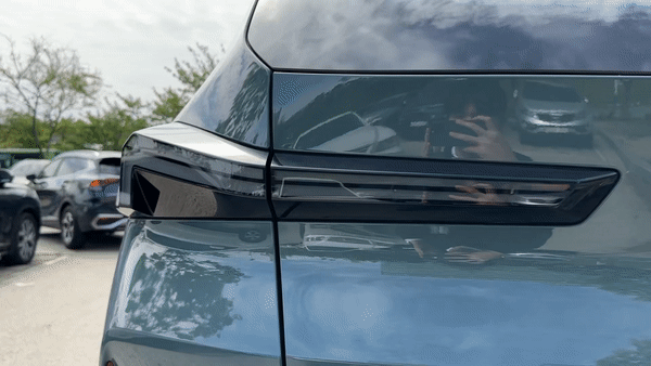 BMW XM의 방향지시등/사진=이강준 기자