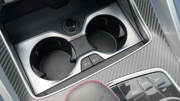 BMW XM의 1열 컵홀더/사진=이강준 기자