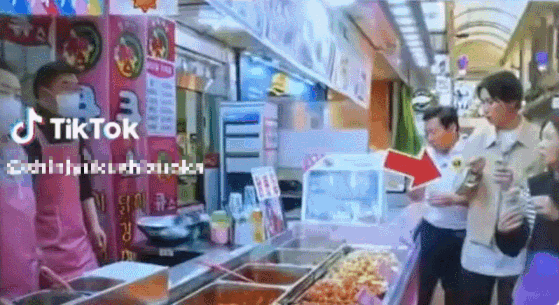 지난 2일 일본 TBS 아침 정보 프로그램 '러빗!' 방송분에서 한국 망원시장을 찾은 야마조에 히로시(37)가 침 묻은 꼬치로 닭강정을 집어 먹는 모습이 포착됐다. /영상=일본 TBS '러빗!'