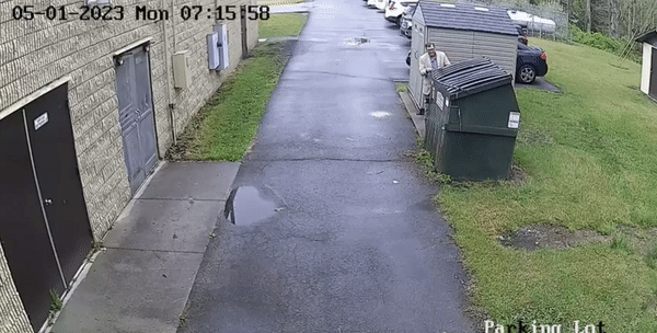 교장선생님이 쓰레기 수거통을 열자 흑곰이 그 안에서 뛰어 나오는 모습. /영상= 미국 웨스트버지니아주 젤라 초등학교 CCTV