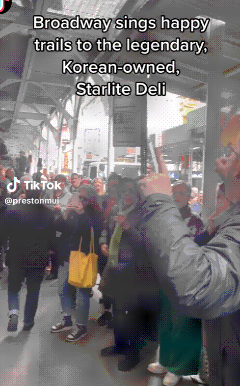 지난달 30일 미국 폭스뉴스 등 외신에 따르면 뉴욕 웨스트 44번가에서 39년간 샌드위치와 수프 등 음식을 팔며 영업해온 김민씨(71) 가게 '스타라이트 델리'가 같은 달 28일 영업을 끝으로 문을 닫았다. /영상=미국 배우 'prestonmui' 틱톡 갈무리