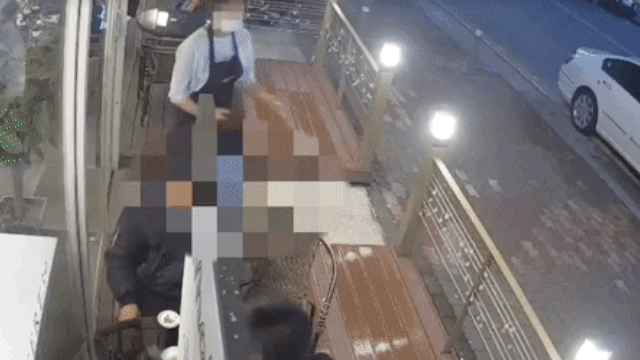 지난 6일 금연 구역인 프랜차이즈 카페에서 흡연 후 직원이 제지하자 일부러 커피를 쏟는 등 행패를 부리는 중년 남성들. /영상=온라인 커뮤니티 '아프니까 사장이다'