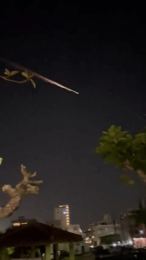 일본 하늘에서 유성으로 보이는 붉은 불빛을 봤다는 목격담이 이어지고 있다. /영상=트위터