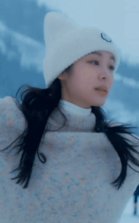 대한민국과 캐나다의 수교 60주년을 기념해 캐나다관광청 홍보 영상에 등장한 김연아. 김연아는 캐나다 록키산맥 레이크 루이스의 빙판 위에서 스케이팅 실력을 자랑했다. /영상=김연아 인스타그램