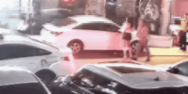 지난 7일 서울 강남구 압구정동의 한 도로에서 여성 B씨의 얼굴을 주먹으로 때리고 달아난 혐의를 받는 남성 A씨 /영상=SBS 시사·교양 '궁금한 이야기 Y' 유튜브