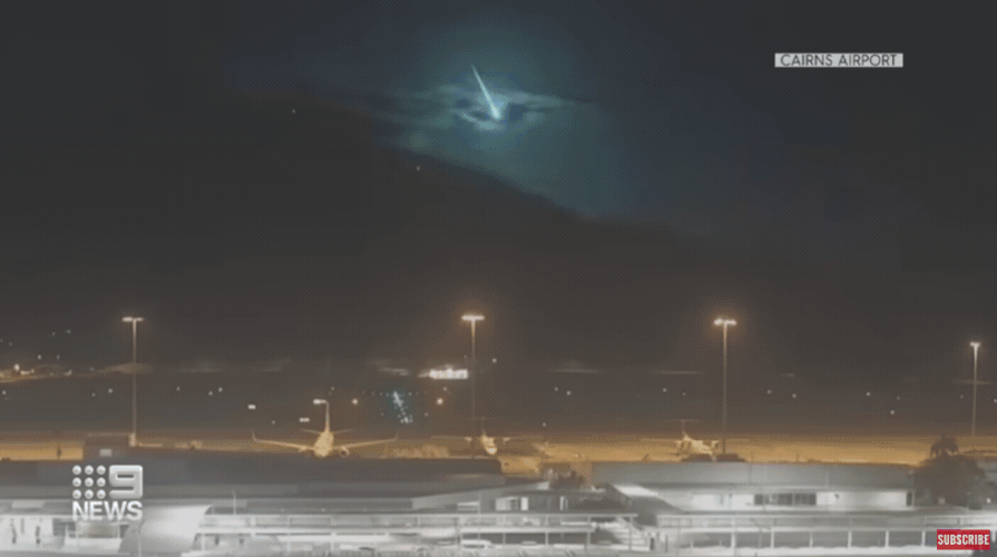 호주 퀸즐랜드에서 포착된 유성으로 추정되는 물체가 떨어지는 모습. /영상=호주 9뉴스