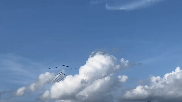 23일 오후 5시(현지시간) 말레이시아 랑카위에서 열린 '리마(LIMA) 2023' 국제에어쇼에서 블랙이글스와 말레이시아 공군이 우정비행을 펼치고 있다. /영상=이세연 기자