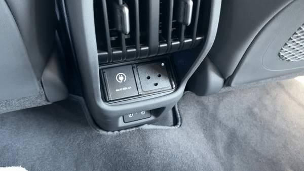 코나 일렉트릭 인스퍼레이션의 V2L 콘센트에 노트북 충전기를 꽂는 모습/사진=이강준 기자