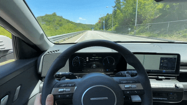 코나 일렉트릭 인스퍼레이션이 고속도로에서 알아서 차선을 변경해주는 모습/사진=이강준 기자