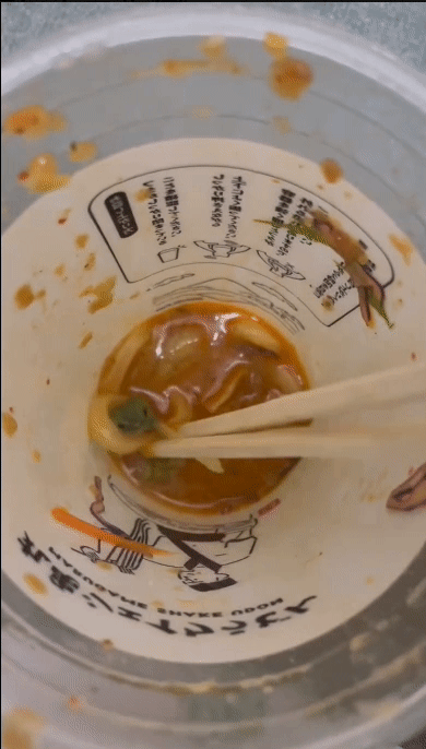 컵우동 안에서 개구리가 움직이는 모습. /영상=트위터 갈무리