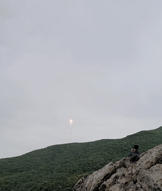 한국형발사체 누리호(KSLV-II)가 25일 전남 고흥 나로우주센터에서 우주로 날아오르는 모습. / 영상=김인한 기자