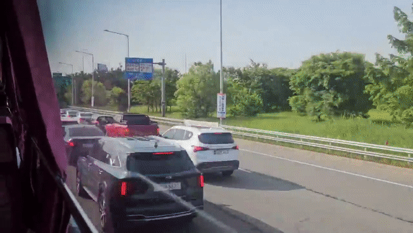 26일 오전 8시 20분쯤, 이날 처음 운행을 시작한 70C버스는 김포아라대교에서 고촌IC로 이어지는 1.6km 구간을 버스전용차로로 이동해 2분 남짓한 시간에 이동했다. 일반차량을 약 13분 이상 소요되는 구간이다. /영상=정세진 기자