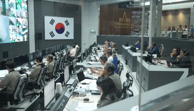 지난 25일 전남 고흥 나로우주센터 임무통제센터(MDC)에서 연구진이 누리호(KSLV-II) 발사를 기다리는 모습. / 영상=한국항공우주연구원