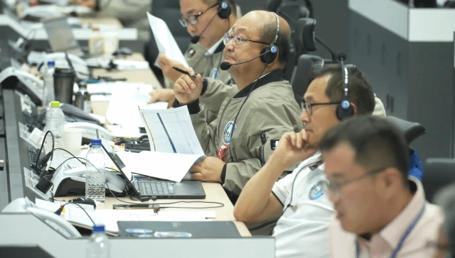 지난 25일 전남 고흥 나로우주센터 임무통제센터(MDC)에서 연구진이 발사 1분여를 앞두고 초조하게 기다리는 모습. / 영상=한국항공우주연구원