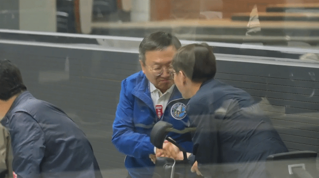 누리호(KSLV-II)가 고도 550㎞에 인공위성 8기를 성공적으로 분리했다는 소식 직후 연구진이 환호하는 모습. / 영상=한국항공우주연구원