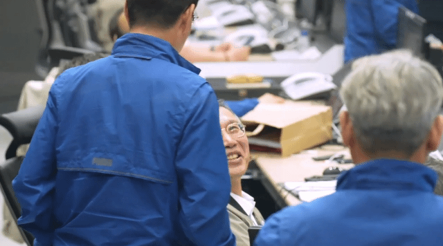 한국항공우주연구원 연구진이 누리호(KSLV-II) 3차 발사 임무 성공을 자축하는 모습. / 영상=한국항공우주연구원