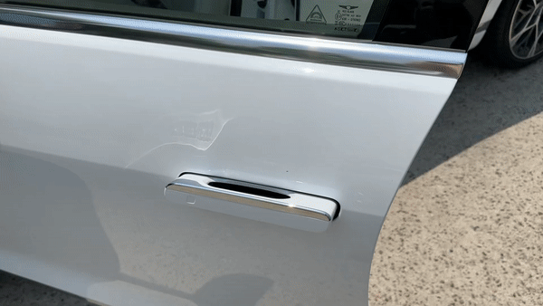 제네시스 G90 일반 모델 2023년식의 이지 클로즈 작동 모습. 문 손잡이를 터치하면 문이 알아서 닫힌다/사진=이강준 기자