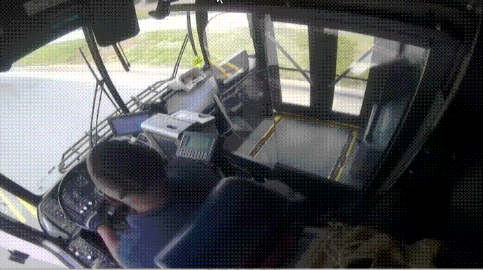 지난달 18일(현지 시간) 미국 노스캐롤라이나주 샬럿에서 한 승객과 버스 기사가 도로 위 버스 안에서 총격전을 벌였다. 이는 승객이 정류장이 아닌 다른 곳에 자신을 내려달라고 요구하면서 벌어진 것으로 알려졌다. /영상=샬럿지역교통시스템(CATS)