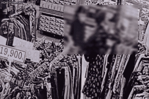 지난달 25일 부산 중구 남포역 지하상가의 한 옷가게에서 한국 중년 여성이 옷구경하는 외국인 여성에게 발길질하고 달아나는 모습./영상=온라인 커뮤니티