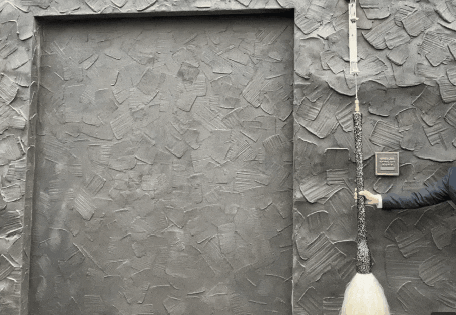 교촌필방 출입문에 걸려있는 붓을 아래로 당기면 문이 열린다./영상=유예림 기자