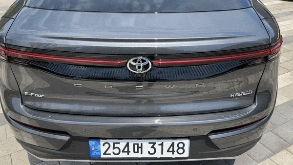 토요타 크라운 2.4ℓ 듀얼 부스트 하이브리드 트렁크 여는 모습/사진=이강준 기자