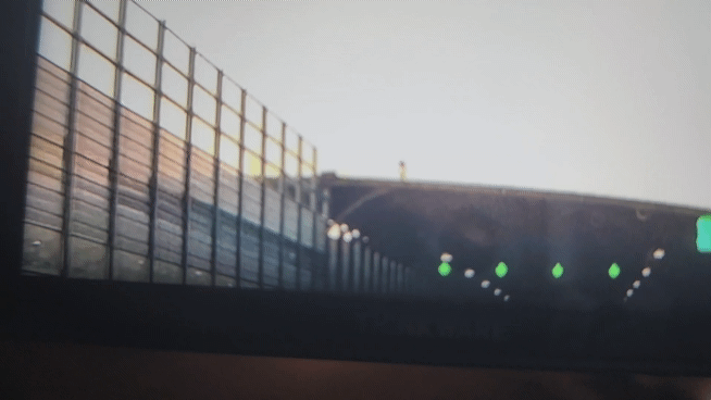 지난 11일 영동고속도로 상행방면 광교방음터널 위에서 목격된 여성. 이 여성은 경찰에 노을이 지는 하늘을 보기 위해 방음터널에 올랐다고 진술했다. /영상=온라인 커뮤니티