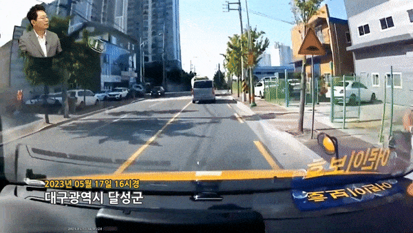 지난달 17일 대구 달성군의 한 도로에서 좌회전을 하던 어린이 통학버스가 갑자기 아파트 담벼락 쪽으로 돌진하는 모습. /영상=유튜브 채널 '한문철 TV'