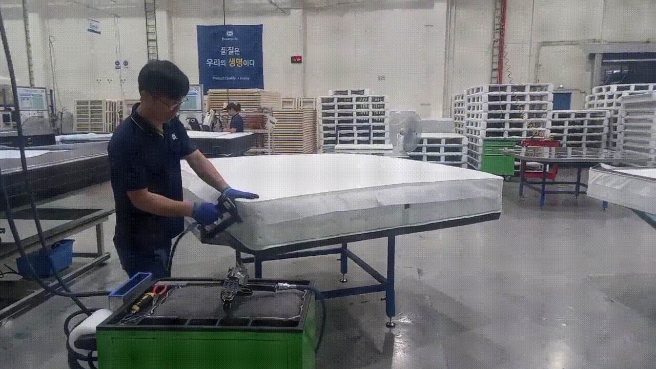 씰리침대 여주공장 직원이 매트리스 옆면에 타카(철심)를 박는 호그링 작업을 하고 있다. 일부 경쟁사는 이 작업을 기계로 자동화했지만 완벽하지 않다는 게 씰리침대의 설명이다. 수작업으로 해야 침대를 오래 써도 매트리스가 뒤틀리지 않게 할 수 있다고 한다./사진=김성진 기자. 