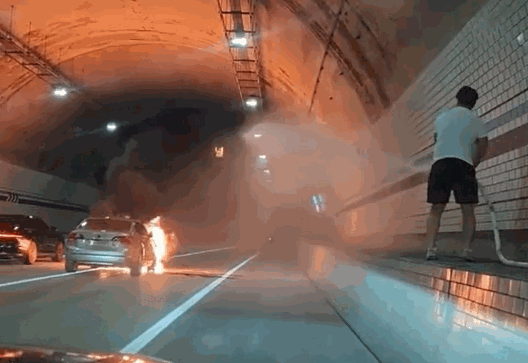 지난 18일 오후 6시 52분쯤 경기 의왕시 청계3터널 내부를 달리던 K7 차량에서 화재가 발생하자 남양주소방서 박호정 소방사가 옥내 소화전에서 소방호스를 꺼내 진화하고 있다. /영상=경기도소방재난본부