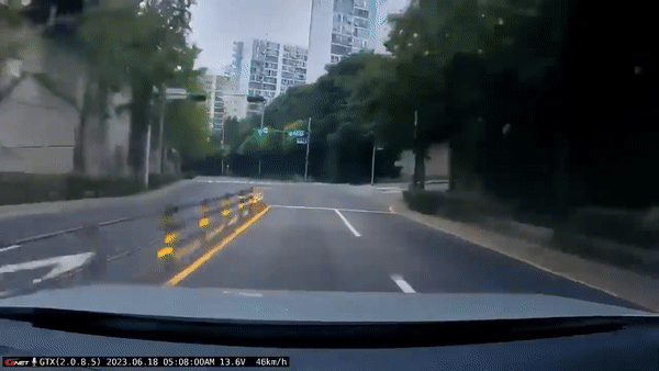 지난 18일 오전 5시쯤 수원시 영통구에서 택시 기사 A(66)씨가 몰던 EV6 차량이 도로 시설물과 연달아 부딪치는 사고가 발생했다. A씨는 "브레이크를 밟아도 작동되지 않았다"며 급발진을 주장한 것으로 전해졌다. /영상=트위터