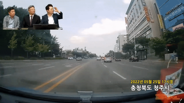 지난 17일 유튜브 채널 '한문철 TV'에는 ' 2차로 신호 대기 중이던 택시에서 내린 학생이 중앙선을 넘어 무단횡단하려다 블랙박스 차와 충돌한 사고'라는 제목의 영상이 올라왔다. /영상=유튜브 채널 '한문철 TV'