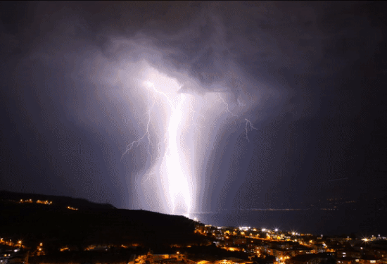 지난 16일(현지시간) 튀르키예 무단야에서 촬영한 번개 타임 랩스 이미지. /사진= 우구르 이키즐러