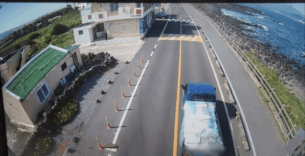 지난달 10일과 12일, 13일 사흘에 걸쳐 제주 서귀포시의 한 폐축사 공터에서 보관 중인 20㎏ 소금 700포대를 화물차 4대를 이용해 훔친 혐의를 받는 A씨 일당 /영상=뉴스1(서귀포 경찰서 제공)