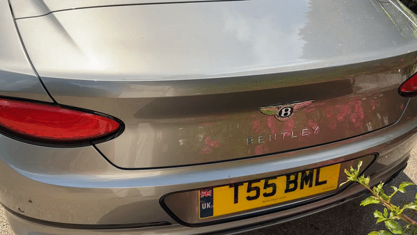 벤틀리 컨티넨탈 GTC S의 킥모션 트렁크/사진=이강준 기자