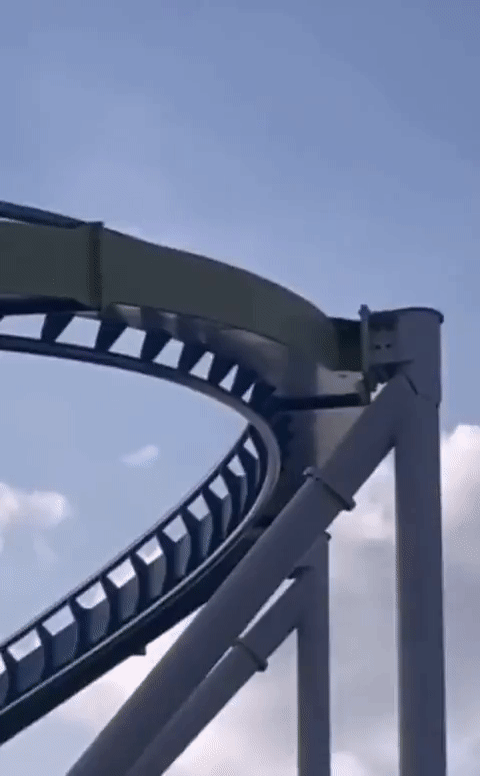 미국의 한 놀이공원에서 운행 중인 롤러코스터가 지지대 균열로 일시 폐쇄됐다. /영상=트위터