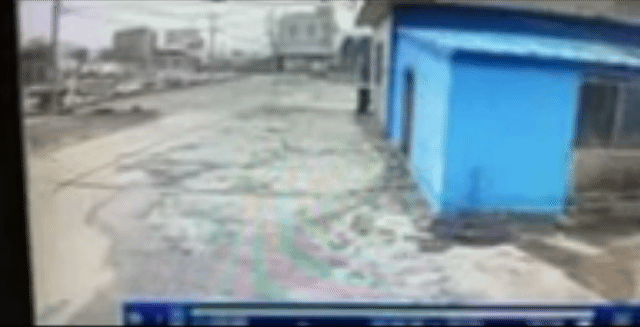 지난 4일 오후 제주시 구좌읍 세화포구에서 SUV 한대가 바다로 돌진하는 장면. /사진=뉴시스(제주동부소방서 제공)