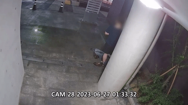 지난달 27일 오전 1시쯤 강도 등 혐의로 구속된 장씨가 만취 상태인 피해자를 한적한 곳으로 끌고 간 뒤 돈을 빼앗고 있다. /영=강남경찰서