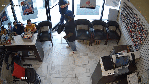 지난 3일 미국 조지아주(州) 애틀랜타의 한 네일가게에 들어간 강도가 태연한 손님들의 반응에 뻘쭘한 모습으로 상점을 나가는 모습 /영상=Crime Stoppers Greater Atlanta 페이스북