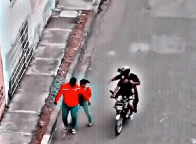 멕시코 길거리에서 2인조 강도와 마주치자 여자친구를 두고 혼자 줄행랑치는 남성의 모습이 포착됐다. /영상='GarufaCapitan' 트위터 갈무리