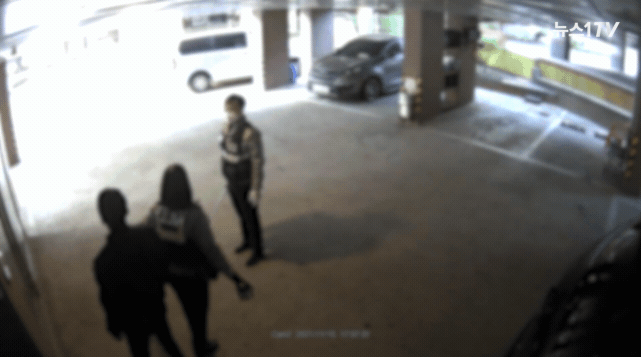 2021년 11월 발생한 '인천 층간소음 흉기난동' 사건에서 "솟구치는 피를 본 뒤 아무런 기억이 나지 않는다"고 말한 경찰관이 현장 진입 대기 중 범행 장면을 재연하고 있다. /영상=뉴스1