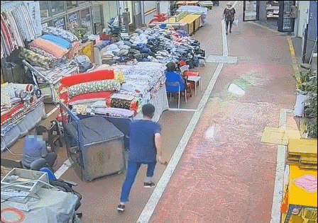 지난달 4일 오후 6시쯤 구일지구대 소속 윤문규 경장과 이종석 경위가 서울 구로시장 내에서 도망치는 중국인 불법체류자를 잡는 모습. /영상=독자제공  