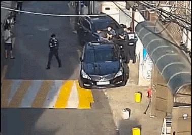 지난달 4일 서울 구로구 마작방에서 중국인 불법체류자가 검거되는 모습. /영상=독자제공