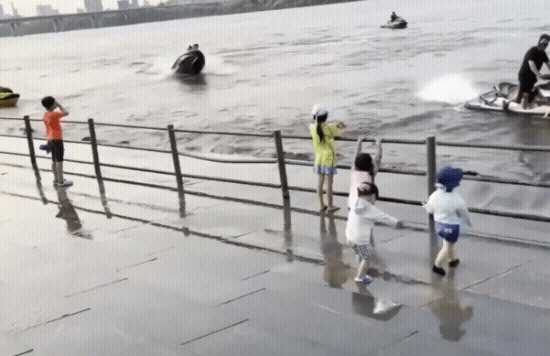 지난 11일 온라인 커뮤니티에 올라온 영상. 한강에서 제트스키를 몰던 운전자는 아이들을 쳐다보더니 모터를 아이들 쪽으로 돌리고 물을 뿌리며 출발했다. 이때 일직선으로 뻗은 물대포가 흰색 옷을 입은 아이를 정면으로 강타했고, 물을 맞은 아이는 순식간에 뒤로 날아갔다. /영상=온라인 커뮤니티